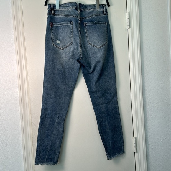 EUC BDG 27W Crop Twig High Rise Medium Wash Distressed Skinny Jeans Size 27 - Picture 5 of 8